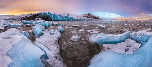 Híres Fjallsarlon gleccser és a lagúna fagyott vízen úszó jéghegyek. — Stock Fotó