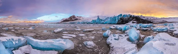 Famous Fjallsarlon glacier and lagoon with icebergs swimming on frozen water. — Stock Photo, Image