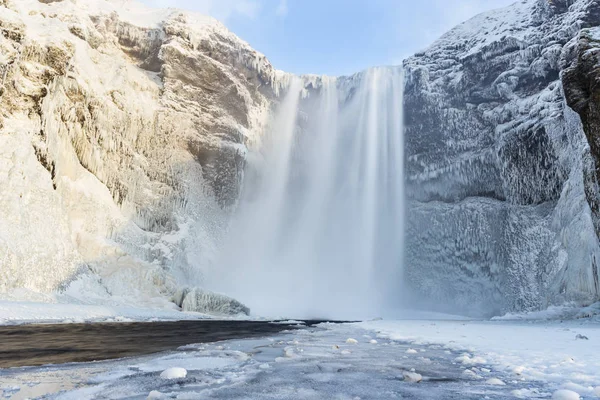 Krásný vodopád Skogafoss v zimě. Island. — Stock fotografie