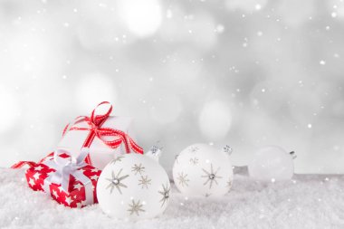 Arkaplanı bulanık olan bir Noel süslemesi, ürününüz veya metniniz için bir sürü kopya alanı.