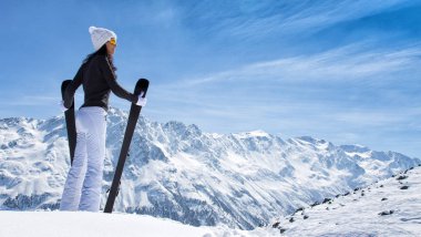 Kayak Ekipmanı ile güzel esmer kadın. Kış aylarında güneşli gün.