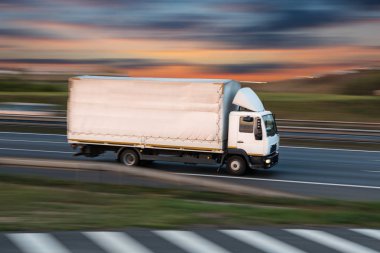 Kamyon otoyolu kargo taşımacılık kavramı konteyner ile.