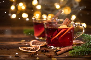 eski ahşap zemin üzerine çeşitli baharatlar ile Noel sıcak mulled şarap.