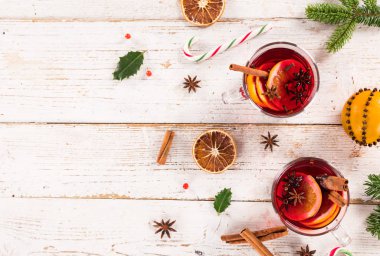 eski ahşap zemin üzerine çeşitli baharatlar ile Noel sıcak mulled şarap.