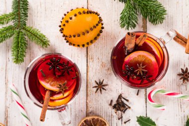 eski ahşap zemin üzerine çeşitli baharatlar ile Noel sıcak mulled şarap.