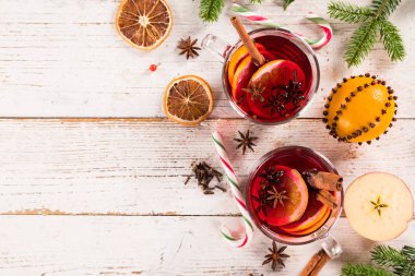 Ahşap arka plan üzerinde baharatlar ile Noel sıcak mulled şarap.