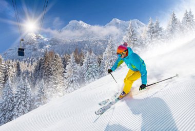 Yüksek dağlarda kayak yapan kayakçı.