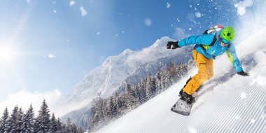 Erkek snowboard yamaçta sürme.