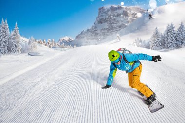 Erkek snowboard yamaçta sürme.