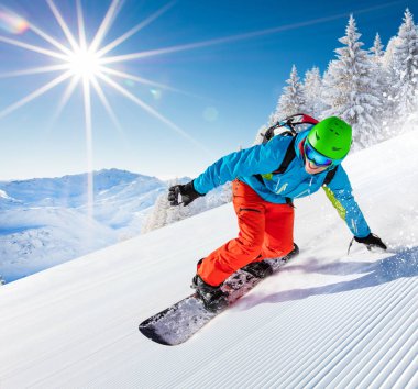 Erkek snowboard yamaçta sürme.