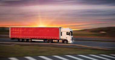 Yolda konteynır taşıyan kamyon, kargo taşımacılığı konsepti.