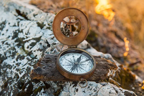 Boussole Analogique Rétro Sur Les Rochers Des Montagnes Concept Voyage — Photo