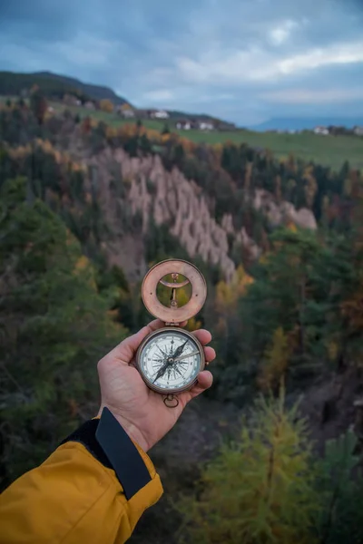 Bir Adamın Elini Retro Analog Pusula Yüksek Dağlar Manzara Ile — Stok fotoğraf