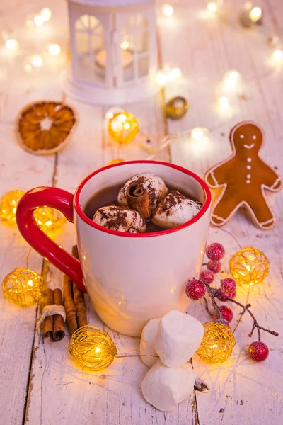 Κούπα Ζεστή Σοκολάτα Και Ζαχαρωτά Στο Παλιό Ξύλινο Τραπέζι Χριστουγεννιάτικη — Φωτογραφία Αρχείου