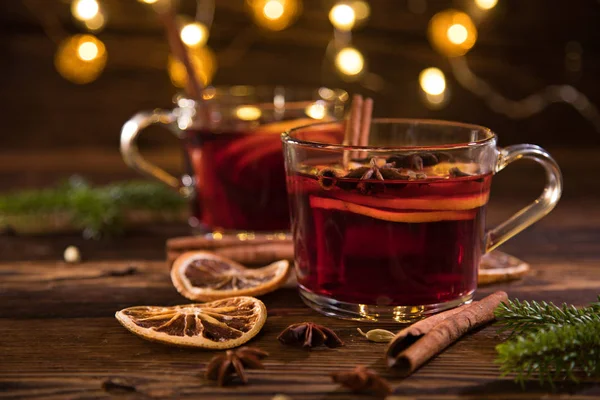 Heißer Glühwein Mit Verschiedenen Gewürzen Auf Altem Holzgrund — Stockfoto