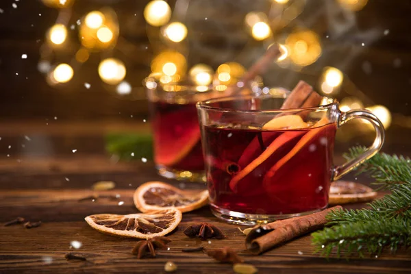 Vino Caliente Caliente Navidad Con Especias Diversas Sobre Fondo Madera — Foto de Stock