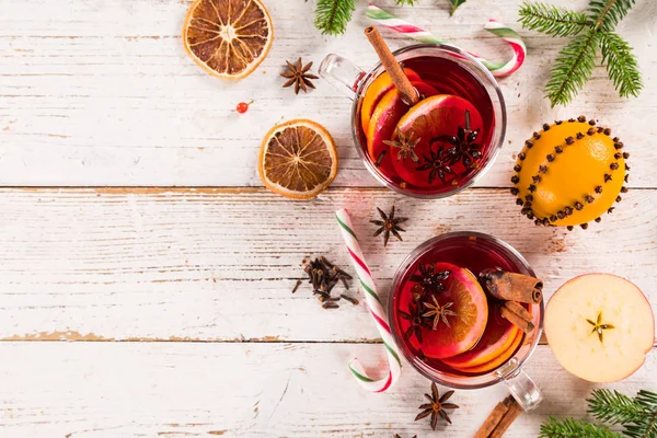 Ahşap arka plan üzerinde baharatlar ile Noel sıcak mulled şarap.