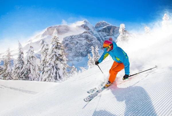 Skier σκι κατάβαση στα ψηλά βουνά — Φωτογραφία Αρχείου