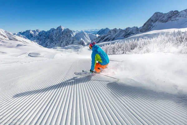 Sciatori che sciano in discesa in alta montagna — Foto Stock