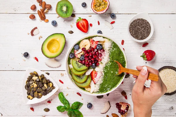 Smoothie-Schüssel mit frischen Beeren, Nüssen, Samen, Obst und Gemüse. — Stockfoto