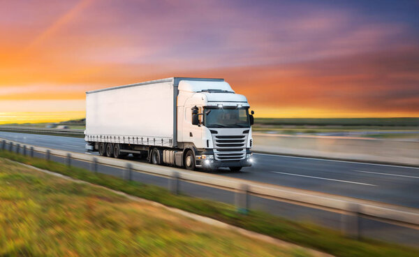 Camión con contenedor en carretera, concepto de transporte de carga. — Foto de Stock