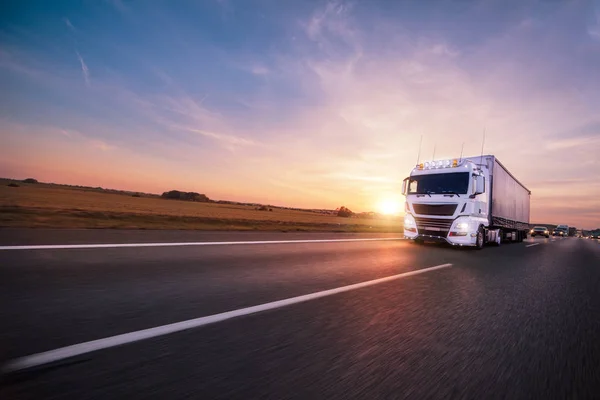 道路上装有集装箱的卡车，货物运输概念. — 图库照片