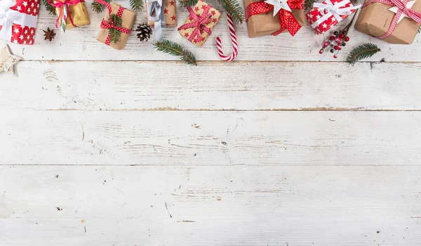 Decoración de Navidad sobre fondo de madera — Foto de Stock