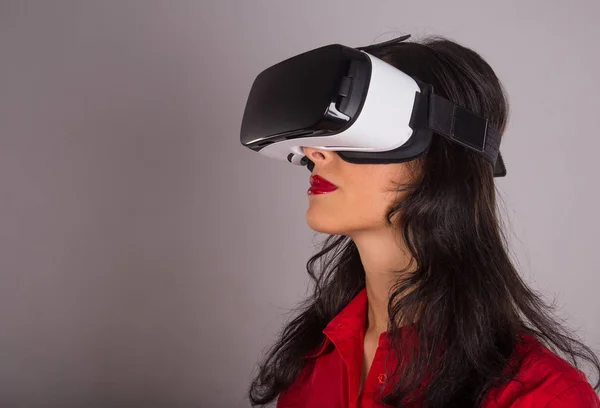 Mujer feliz con gafas de realidad virtual . — Foto de Stock