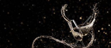 Şampanya kadehleri havaya yükseliyor, kutlama teması.