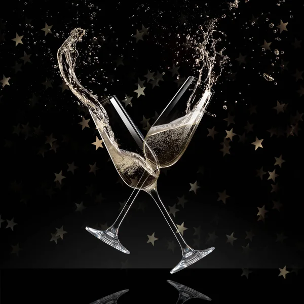 宙に浮くシャンパンのグラス お祝いのテーマ — ストック写真