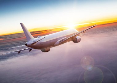 Ticari uçak dramatik bulutların üzerinde uçan.