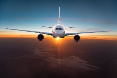 Ticari uçak dramatik bulutların üzerinde uçan.