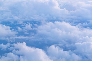 Uçak penceresinden günbatımı gökyüzü