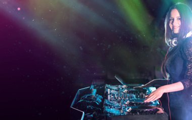 DJ gece kulübünde bir parça karışımları