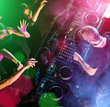 DJ gece kulübünde bir parça karışımları