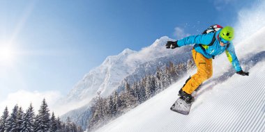 Erkek snowboard yamaçta sürme.