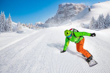 Erkek snowboard yamaçta sürme.