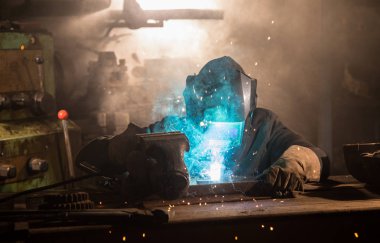 Kaynakçı ara fabrikasında metal parça