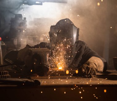 Kaynakçı ara fabrikasında metal parça