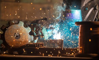Kaynakçı ara fabrikasında metal parça