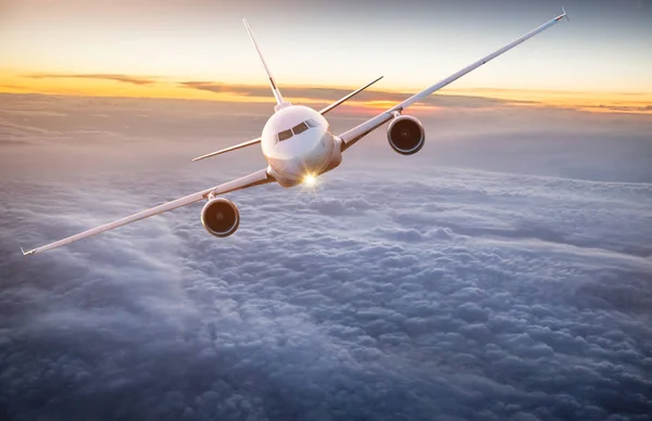 Avion commercial volant au-dessus de nuages spectaculaires . — Photo