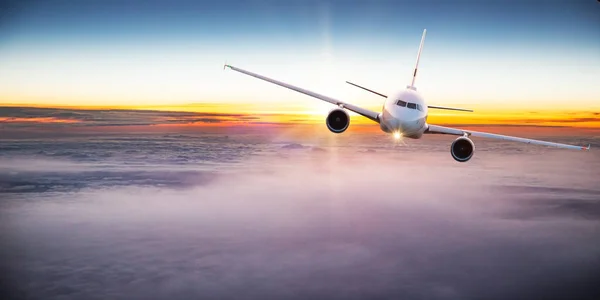 Комерційний літак, що летить над драматичними хмарами . — стокове фото
