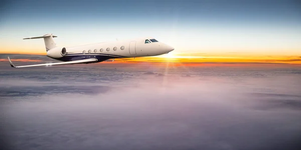 Avião privado voando acima de nuvens dramáticas . — Fotografia de Stock