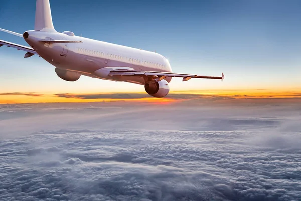 상업 비행기 극적인 구름 위의 비행. — 스톡 사진