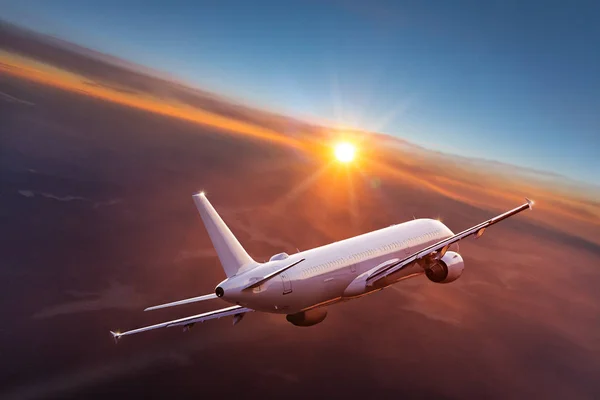 Kommersiella flygplan flyger över dramatiska moln. — Stockfoto