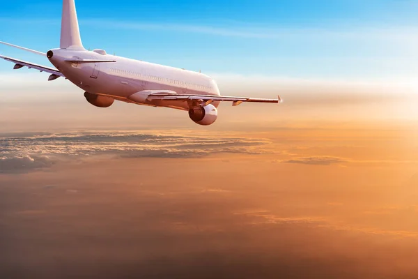 Avión comercial volando sobre nubes dramáticas . — Foto de Stock