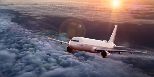 Avión comercial volando sobre nubes dramáticas . —  Fotos de Stock