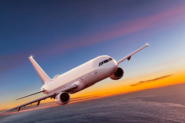 Handlowych samolot leci ponad chmury dramatyczne. — Zdjęcie stockowe