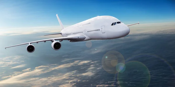 Büyük uçak dramatik bulutların üzerinde uçan. — Stok fotoğraf