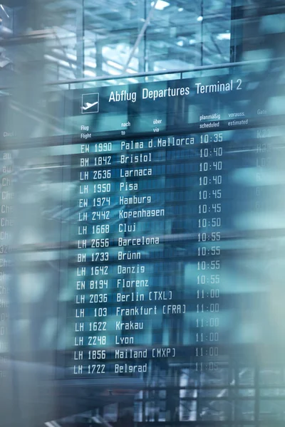 Flyg avgångar informationstavla i flygplatsterminalen. — Stockfoto